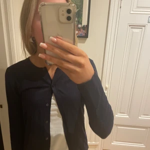 Marinblå kofta.  - Super fin mörkblå kofta som jag inte använder. Stilren och sitter snyggt, har inga defekter. 