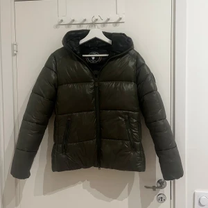 Vinterjacka  - Säljer min jättefina och varma vinterjacka! Jätte bra skick bortsett från ett litet hål på ena ärmen (se sista bilden) på ena ärmen. 