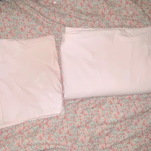 Påslakan set  - Påslakan set köpt på Ikea  Rosa  Två örngott och två påslakan  60x50 150x200