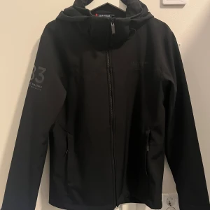 Race marine  - Säljer en race marine Jack som är rätt tunn, vattentät och rätt varm bra till hösten som är nu. Priset kan diskuteras vid snabb affär 