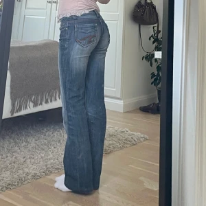 Lågmidjade bootcut jeans  - Superfina! Passar mig som vanligtvis har xxs/xs. Midjemåttet är 36cm tvärs över och innerbenslängden 74cm. Hör av er om ni har några funderingar🫶