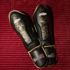 Hayabusa benskydd - Benskydd till thaiboxning / mma Size M  Köpte för 550 typ ett år sedan Säljer för runt 200  (Ge gärna pris förslag) 