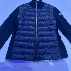 Moncler cardigan - Skick 9/10 använd några gånger när jag gått ut och ätit middag men skulle nästan suttit 10/10 och jätte bra pris kostar runt 9 laxar egentligen
