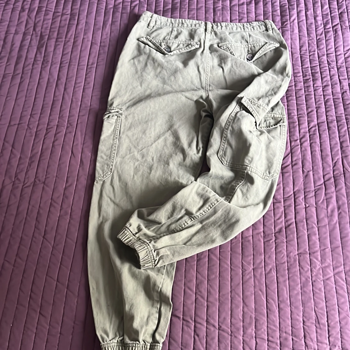 Olivgröna cargobyxor från 157 - 90