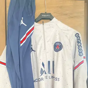 Säljer min snygga psg tracksuit som jag köpte i Frankrike under sommaren. Säljer den eftersom den inte passar min stil. 10/10 kvalitet och inga fel överhuvudtaget. Pris kan diskuteras vid snabbaffär