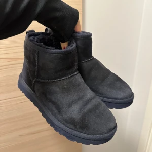 ugg classic mini - använda uggs i färgen ”eve blue”, nypris 2145kr🤍