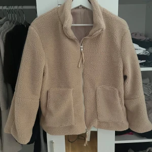 Teddyjacka - Helt oanvänd. Liknar den populära jackan från H&M. Är öppen för andra priser. 