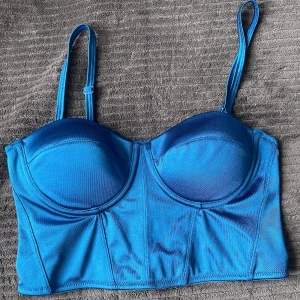 Blå korsett - Använd en gång, så är som ny. Avtagbara band och dragkedjan går att använda.