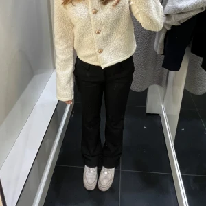 Bikbok kostymbyxor - Intressekoll för mina bikbok ”Vera” kostymbyxor i strl 36. Ganska mycket använda men det syns absolut inte. Hör av dig vid intresse!!! Säljer pga behöver annan storlek