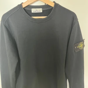 Stone island svart tjocktröja - Storlek M, köpt ny från stoneisland. Köpt under sommaren men har inte används mycket och är inprincip sprilans ny.