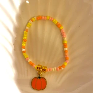 Pumpkin bliss bracelet🎃🫶 - Här är ett höst/halloween armband som passar alla och överallt🎃🐆Super elastisk tråd som funkar för alla! Gjord med mycket glädje!!! Happy halloween👻
