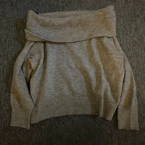 Off shoulder tröja - Jätte snygg off shoulder tröja från HM💕 säljs pga att den inte kommer till användning längre!  Bra skick!! 
