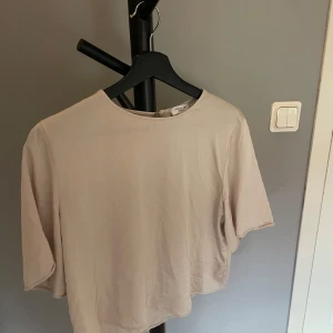 ”Silkes” topp❤️ - Topp som anvönts ca 2 gånger, har fått en fläck. Köpt för 500❤️