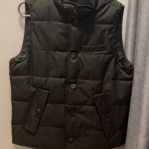 Jonh Henric väst - Knappast använt, kondition 9,5/10. Hör av er vid intresse
