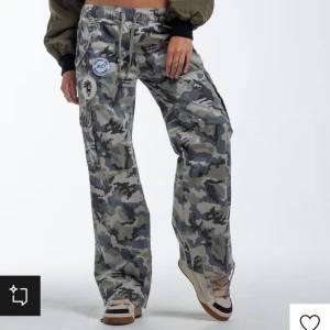 Ed hardy cargobyxor - Jättecoola byxor som jag tyvärr säljer för jag använder dom inte, lika bra att någon annan får dom för ett billigare pris o h har mer användning av dom!<3