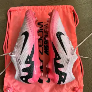 Säljer dessa Nike mercurials i storlek 45,5 med konstgräs dobbar eftersom det var för stora. Använda en gång. Kvitto,box och påse finns. Hör av er om ni er intresserade!