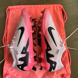 Nike mercurials Elit - Säljer dessa Nike mercurials i storlek 45,5 med konstgräs dobbar eftersom det var för stora. Köpta på unisport. Använda en gång. Kvitto,box och påse finns. Hör av er om ni er intresserade!