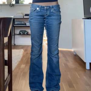 Säljer mina vintage true religion jeans då de helt enkelt inte kommit till användning!💕 Jeansen är i bra skick och har inga defekter💗 skriv om ni har frågor!💕💕