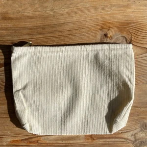 Manchester necessär  - Vit necessär, aldrig använd. Benvit färg 