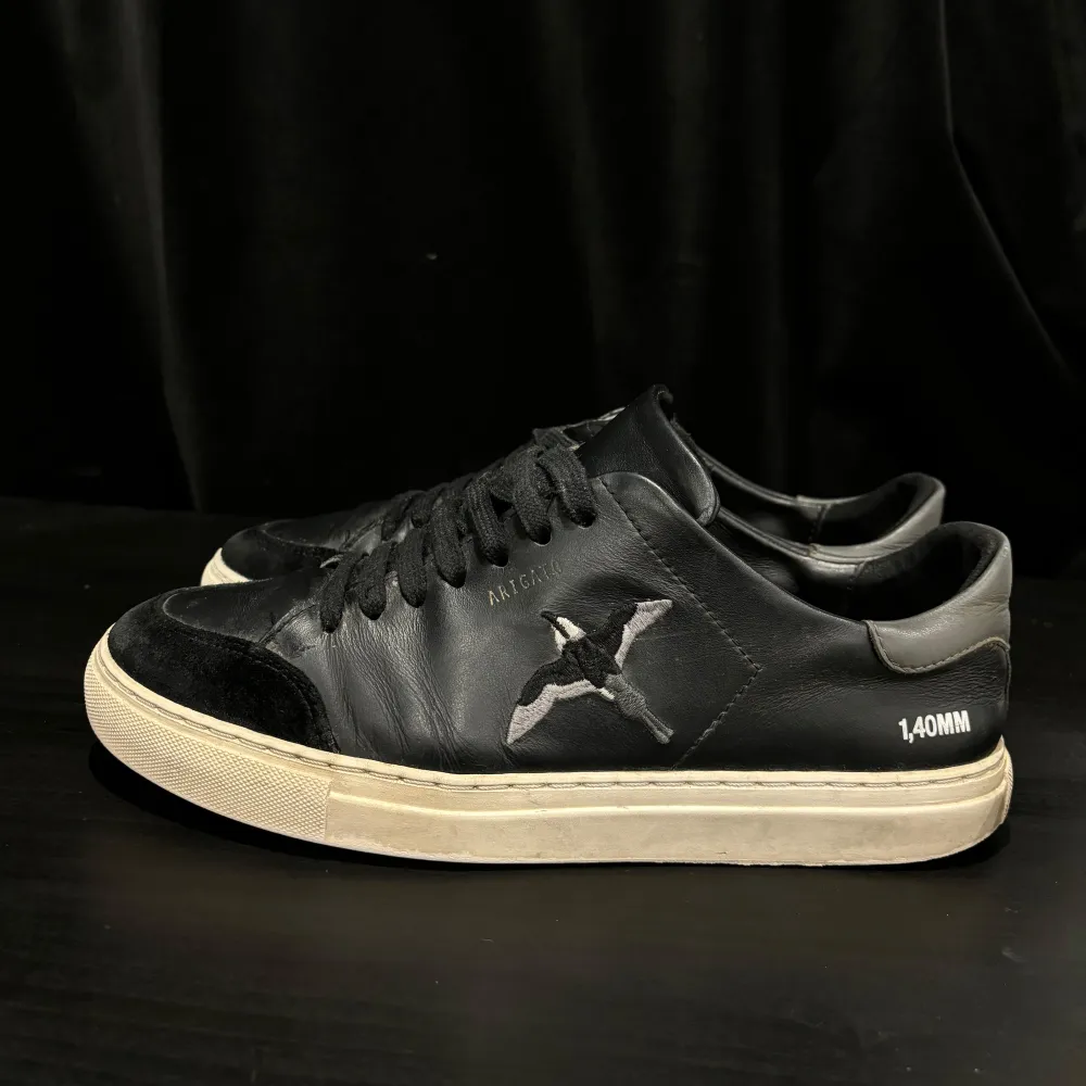 Säljer nu dessa Clean 90 B Bird Sneakers Ny pris 2500kr slutsåld i denna och fler storlekar, mitt pris 999kr Steal! För Skor som äldrig släpps igen! Skick 7/10 box och tillbehör ingår.. Skor.