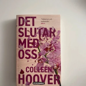 Bok ”Det slutar med oss” - it ends with us fast på svenska, inte läst ut boken så den är i väldigt bra skick och är inte sliten.