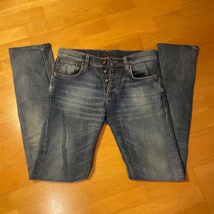 Nudie Jeans - Assnygga Nudie jeans med skinny passform i mycket gott skick. Skriv vid frågor eller fler bilder. 