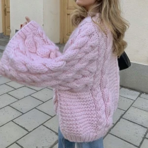 Stickad tröja - Sååå fin stickad tröja!! Köpt här på Plick men var nog inte riktigt min stil egentligen. Den är i fortfarande bra skick! Hänger ut EN tråd å baksidan som ja tror man enkelt kan fixa annars inget som stört mig💕💕Kan gå ner i pris vid snabb affär💗