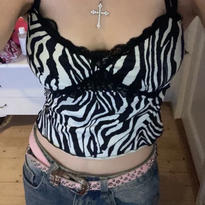 Zebra mönstrad linne - Zebra mönstrad tröja som knappast är använd, skön att ha på sig och sitter bra på midjan