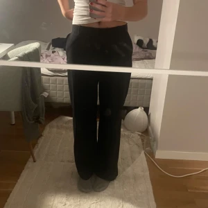 Kostymbyxor - Jättefina kostymbyxor från weekday💗 Använt fåtal gånger, säljer för att de inte riktigt passar, annars superbra skick💗