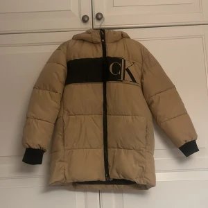 Jacka - Säljer denna fina jackan!!! Väldigt fint skick och använd en vinter. Pris kan diskuteras!!!