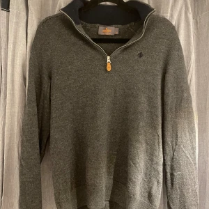 Morris zip up  - Säljs pga kommer ej tills användning, strl M men passar som en S/XS. Tveka inte på ställa frågor!