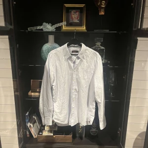 MORRIS SKJORTA - Säljer nu denna feta Morris skjortan | skick:9/10 | nypris: 1599 | model: Morris structure washed bd shirt | pris kan diskuteras | tveka inte på att höra av dig vid ytterligare frågor samt fler/bättre bilder!😀