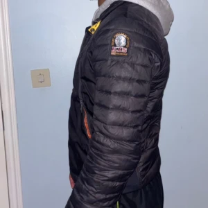 Parajumper höstjacka - En bra jacka nu till hösten utan slitningar eller annat, hör av er vid frågor och priset går att diskutera 🙌