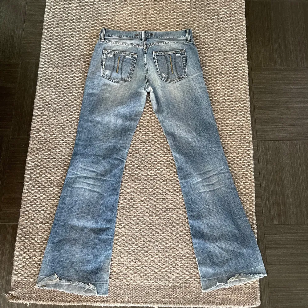 Säljer dessa superfina lågmidjade bootcut jeansen som tyvärr inte passade mig!!💙💙. Jeans & Byxor.