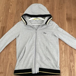 Hugo boss hoodie zip up  - den är i ny skick, jag har använt den ett fåtal gånger 