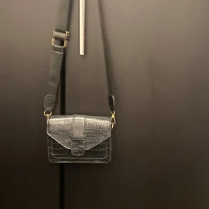 Väska  - Sparasamt använd. Ser så gott som ny ut. 