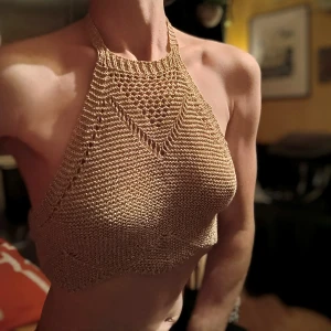 Guldig stickad topp - Säljer en superfin guldig stickad topp som är perfekt för sommaren! Den har en enkel och stilren design. Petit topp är handgjord och har en naturlig look som passar perfekt till både stranden och stan. Den är lätt och smidig att bära. 70-tals vibes