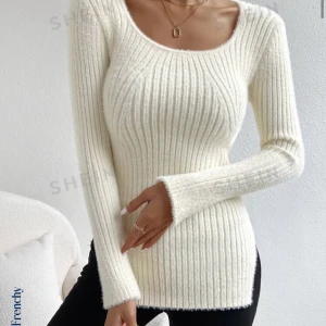 Ribbstickad tröja i vit - Köpt nyligen, var för stor för mig eftersom jag hade köpt fel storlek så jag vill sälja den. Inte använd. Det är en stickad tröja som är mjuk, varm och bra för att ha på  hösten/vintern.