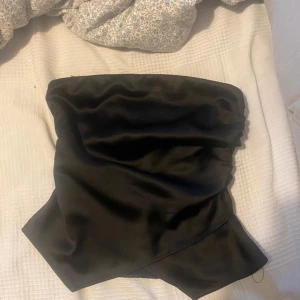 Snygg fest topp - Super snygg fest topp i satin. Passar alla tillfällen å passar till allt. Den formar bra och är i perfekt längd till ett par Lågmidjade jeans tex. Bra skick! Från zara 