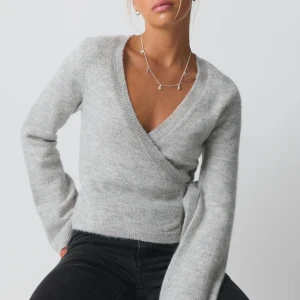 gina tricot omlott kofta - Säljer denna omlott koftan från gina 🩷 storlek S och har inga skador, skriv för fler frågor!