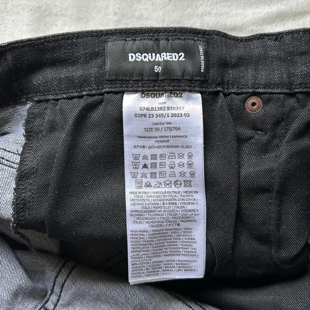 Dsq jeans i väldigt bra skick ganska ny använder ej längre pris kan diskuteras vid snabb affär . Jeans & Byxor.