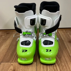 Gröna pjäxor för barn 22,5cm  - Använd bara några gånger. Jätte varma och sköna att åka i backarna med dom ⛷️🏔️