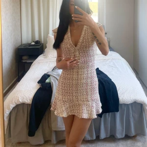 Klänning - Klänning från Zara i strl Xs. Använd en gång och är i bra skick.