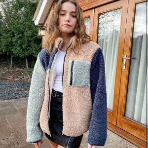 Blockmönstrad Teddyjacka - Använd MAX 10 gånger då jag köpte den samtidigt som en annan jacka som jag använt i princip konstant istället.