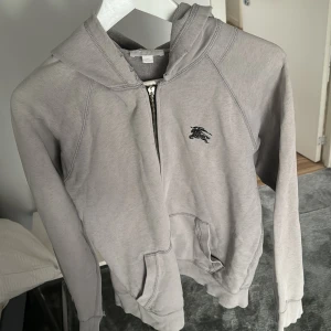 Burberry tröja  - Tjena säljer nu min Burberry zip up i storlek S efter som att den börjar bli för liten. Den har en del skador/ skavanker där av priset. Vid frågor är det bara att fråga 