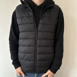 Dun väst  - Rikigt snygg väst i superbra skick!  Storlek S  Hör av dig vid minsta lilla fundering 💭 