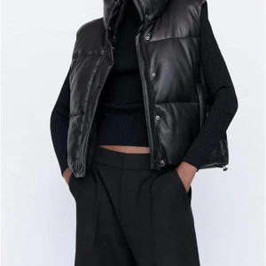 Zara faux leather puffer väst - Väst från Zara, storlek XL, inga defekter