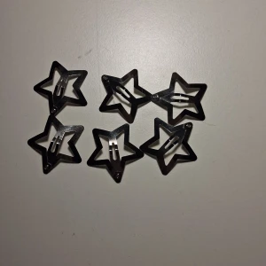 Silver star hair clips (10kr each) - 6 Silver star hair clips that cost 10kr each. They are in really good condition, never used. I cleaned them very well anyway, though. 