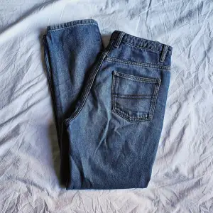 Ett par högmidjade jeans i storlek 28/32. Använda men bra skick!  Midja: 36 cm Ytterbenlängd: 102 cm Innerbenlängd: 72 cm