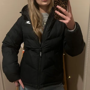 Svart Nike dunjacka - Varm och mysig vinterjacka från Nike. I bra skick, säljer då den inte kommer till användning. Storlek 158, men skulle säga att den passar XS. Nypris: 1400